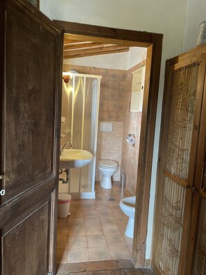 Doccia, asciugacapelli, bidet, asciugamani