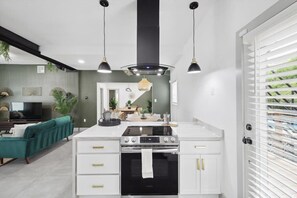 Een koelkast, een microgolfoven, een oven, een kookplaat