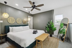 5 slaapkamers, een strijkplank/strijkijzer, wifi, beddengoed