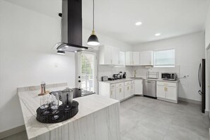 Een koelkast, een magnetron, een oven, een kookplaat