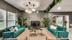 Een televisie en een kantoor