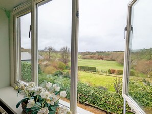 Interior - Long Meadow - sleeps 4 guests  in 2 bedrooms (Midhurst)