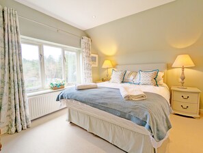 2 bedrooms, iron/ironing board, free WiFi, bed sheets - Long Meadow - sleeps 4 guests  in 2 bedrooms (Midhurst)