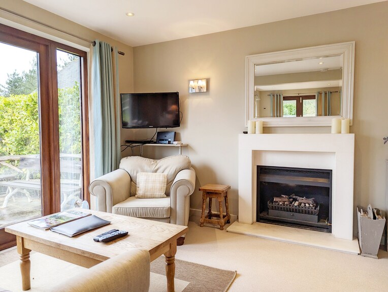 Long Meadow - Sleeps 4 Guests In 2 Bedrooms - West Sussex