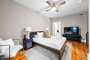 1 bedroom, iron/ironing board, WiFi, bed sheets - 8 min to Stadiums & Dwntn Cincy, 1BR in Ludlow KY (Ludlow)