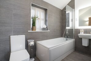 Bathtub, hair dryer, towels - Contemporary Home Nr Kirkby Lonsdale - Spacious Garden (Carnforth)
