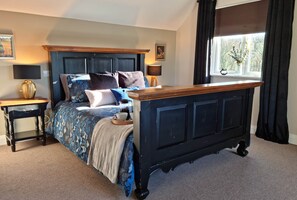 5 bedrooms, iron/ironing board, WiFi, bed sheets