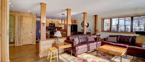 Televisión, chimenea y oficina