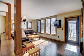 Televisión, chimenea y oficina 