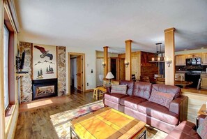 Una televisión, una chimenea, una oficina