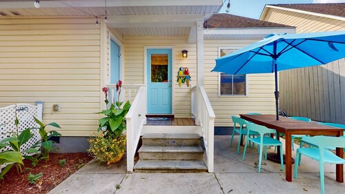 Mins to Downtown, Live Oak Concerts, Convention Center & Beach! Pet Friendly!!