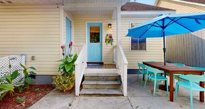 Mins to Downtown, Live Oak Concerts, Convention Center & Beach! Pet Friendly!!