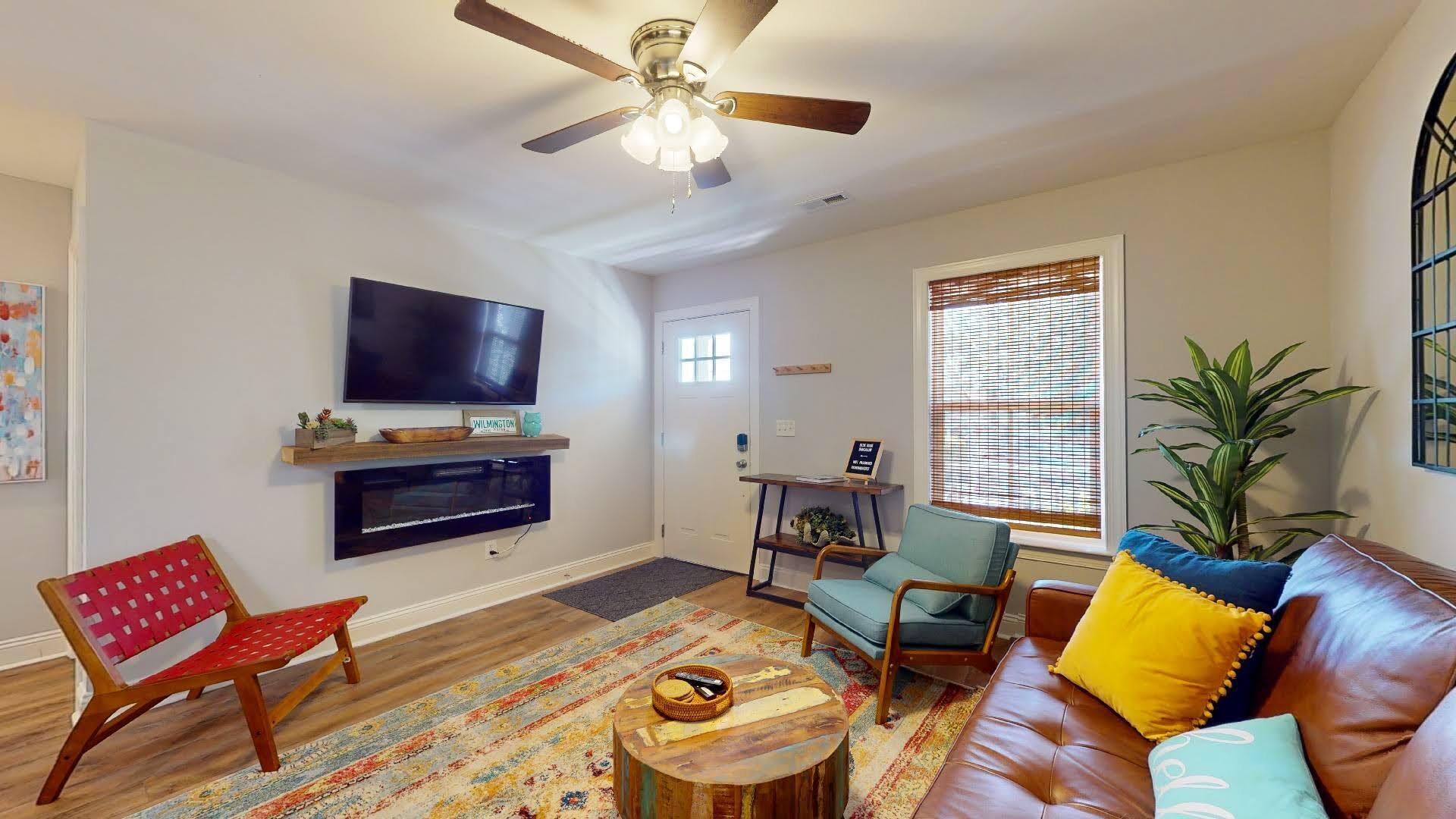 Mins to Downtown, Live Oak Concerts, Convention Center & Beach! Pet Friendly!!