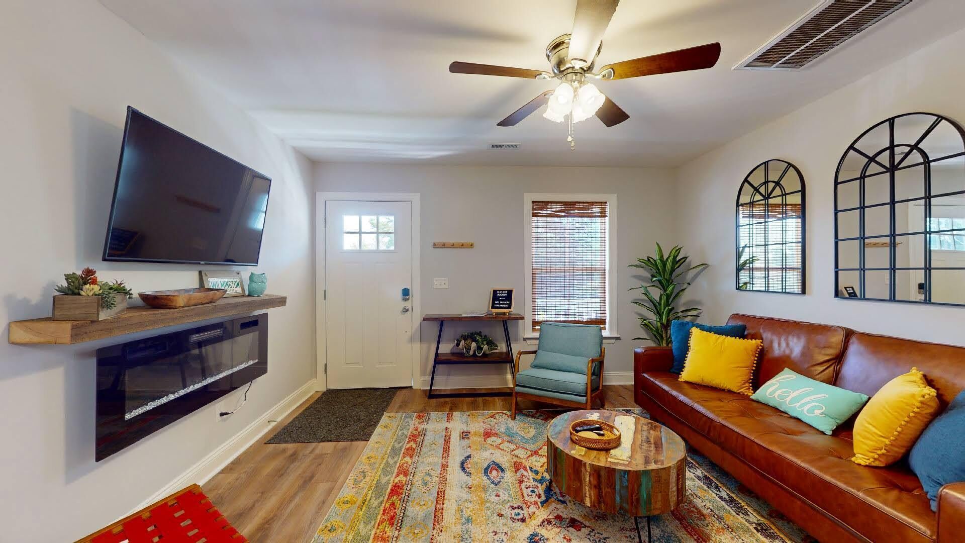 Mins to Downtown, Live Oak Concerts, Convention Center & Beach! Pet Friendly!!