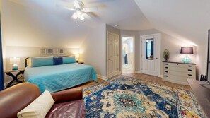 3 bedrooms, iron/ironing board, free WiFi, bed sheets - Mins to Downtown, Live Oak Concerts, Convention Center & Beach! Pet Friendly!! (Wilmington)