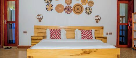 Ein Schlafzimmer mit einem hölzernen Bett, einer Wand voller gewebter Körbe und zwei Türen.
