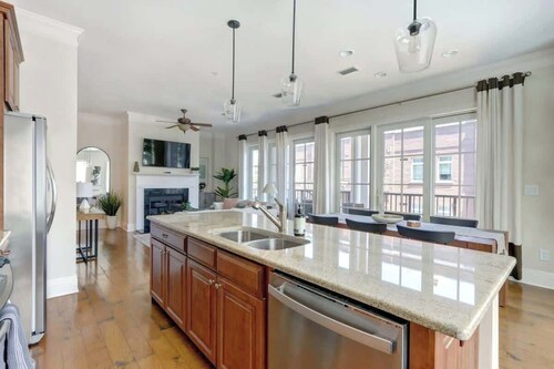 The Luxury Loft on Bay Street, Modern | Central