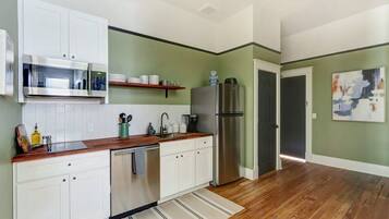 Fridge, microwave, stovetop, dishwasher