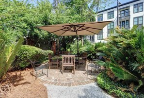 Outdoor dining - Tidewater Blue @ The Huntingdon Lofts Collection (Savannah)