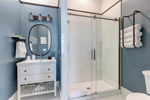 Shower, hair dryer, towels, shampoo - Tidewater Blue @ The Huntingdon Lofts Collection (Savannah)