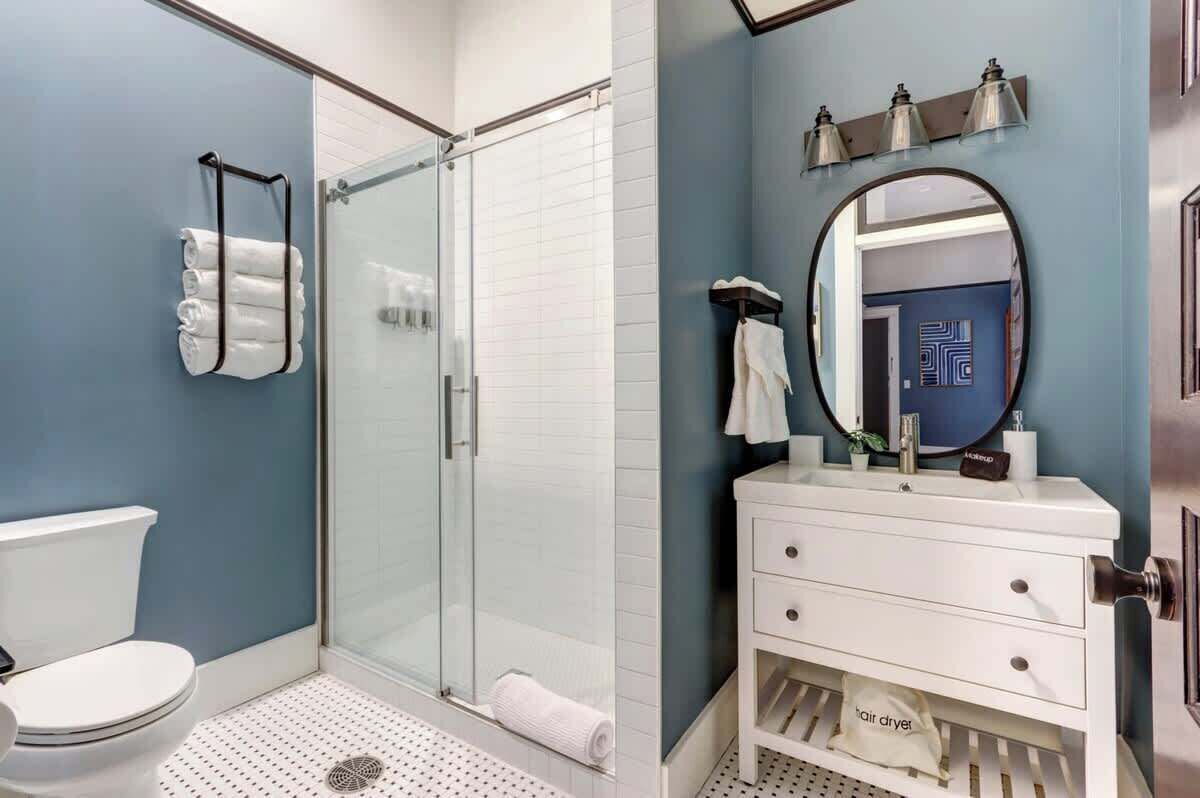 Shower, hair dryer, towels, shampoo