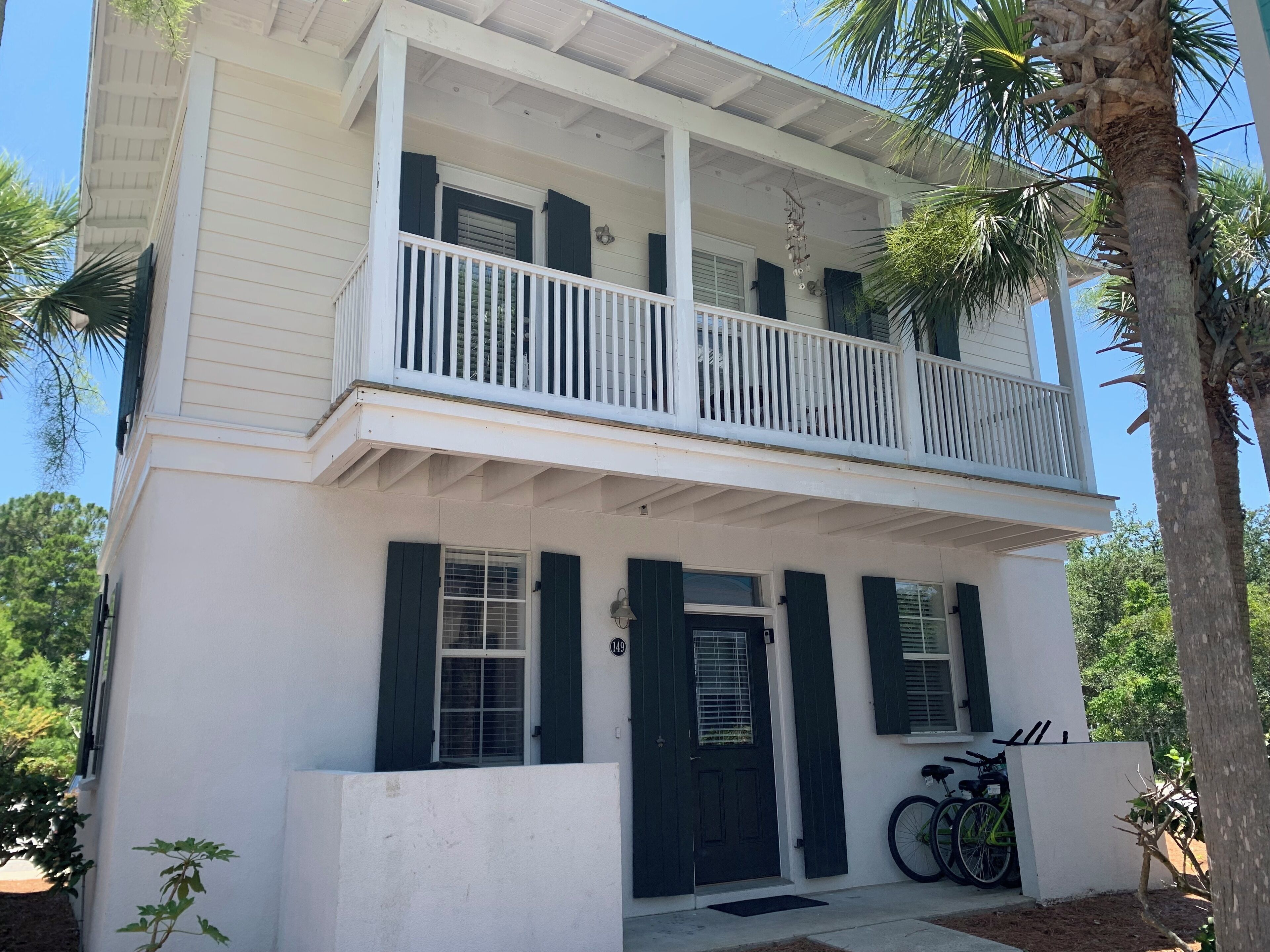 Luxury Bungalow, Near Beach, Community Pool and 4 Bikes!
