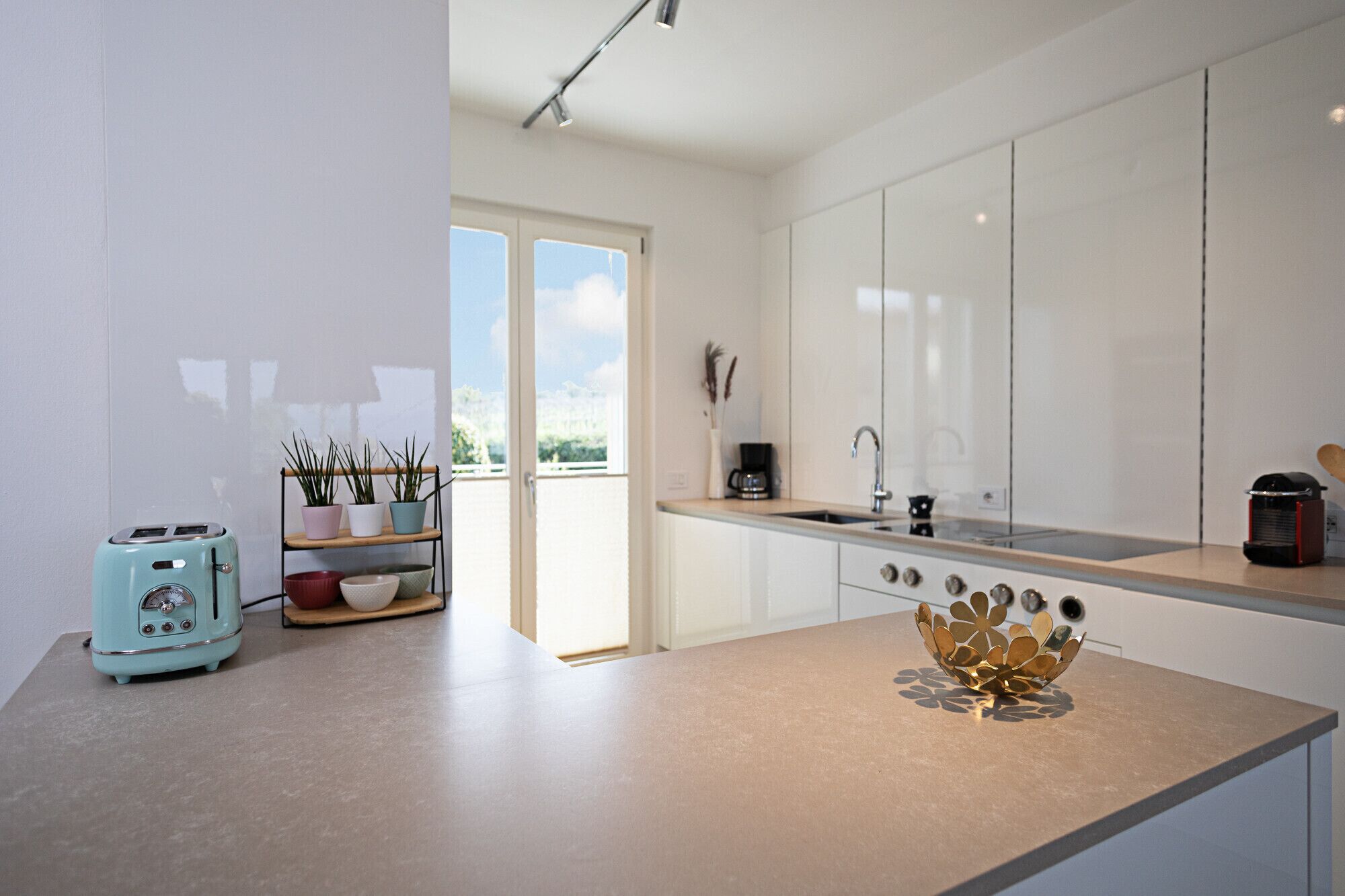 Kühlschrank, Ofen, Geschirrspüler, Wasserkocher mit Kaffee-/Teezubehör