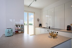 Kjøleskap, ovn, oppvaskmaskin og kaffetrakter/tekoker