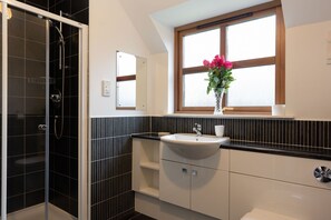 Haartrockner, Handtücher, Seife, Shampoo