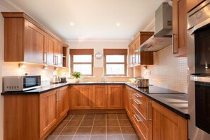 Fridge, microwave, oven, stovetop - Bennachie -  a house that sleeps 8 guests  in 4 bedrooms (Aviemore)