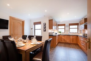 Dining - Bennachie -  a house that sleeps 8 guests  in 4 bedrooms (Aviemore)