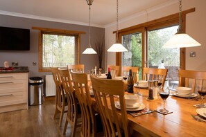 Dining - Sleeps 10 in 3 double rooms, 1 twin room and 1 pull out bed (Aviemore)