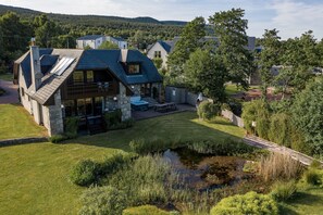 Exterior - Sleeps 10 in 3 double rooms, 1 twin room and 1 pull out bed (Aviemore)