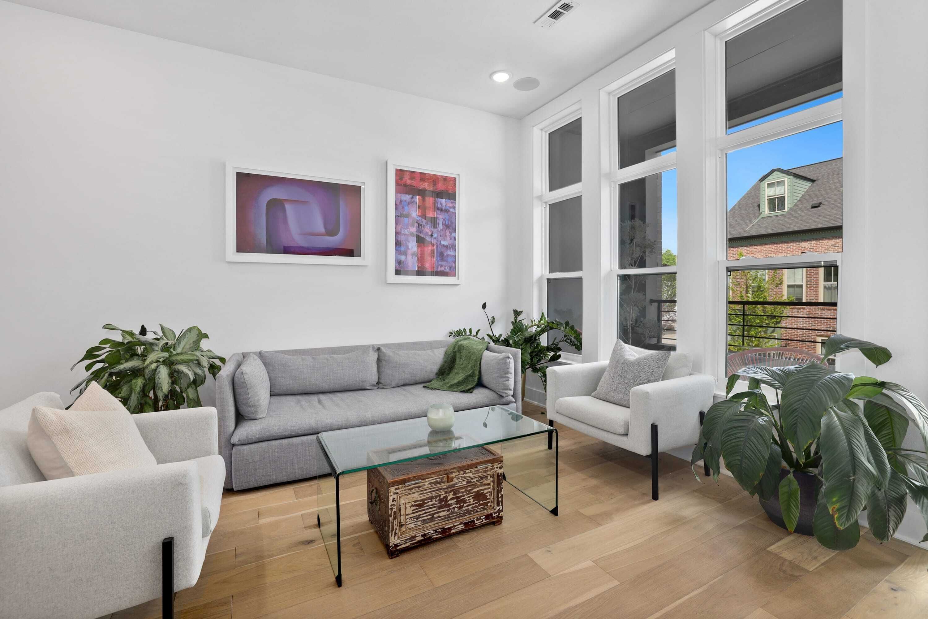 20% OFF Local @ Ledger - Walk / Bike To Downtown