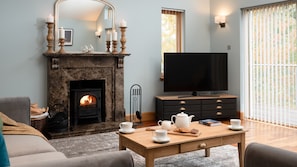 Smart TV, fireplace, table tennis - sleeps 6 in 1 double bedroom, 1 twin (or superking), 1 full size bunk bed. (Aviemore)