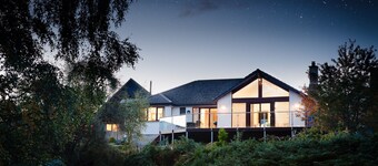 sleeps 6 in 1 double bedroom, 1 twin (or superking), 1 full size bunk bed.