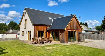 Forest Trail Lodge - a house that sleeps 9 guests in 3 bedrooms