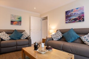 TV, fireplace - Sleeps 6 3 bedrooms & 2 Bathrooms: 1 king, 1 twin and 1 bunk room (Aviemore)