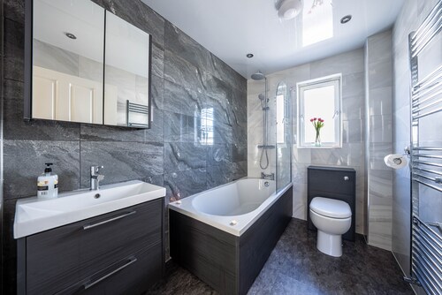Sleeps 6 3 bedrooms & 2 Bathrooms: 1 king, 1 twin and 1 bunk room