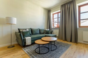 Deluxe Apartment | Living area | 43-inch LED TV with cable channels, TV, Netflix - Rynek 10 Apartments (Lublin)