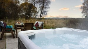A hot tub with a view of a grassy field and trees. - Sleeps 6 in 2 doubles and 1 twin room (Dulnain Bridge)