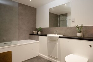 Haartrockner, Handtücher, Seife, Shampoo