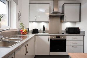 Réfrigérateur, four à micro-ondes, un four, surface de cuisson