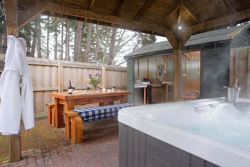 Sleeps 12 in 6 double bedrooms all en-suite