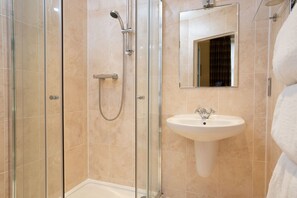 Hair dryer, towels, soap, shampoo - Sleeps 12 in 6 double bedrooms all en-suite (Aviemore)