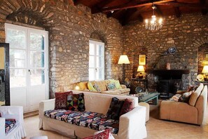 Una televisión, una chimenea, una oficina