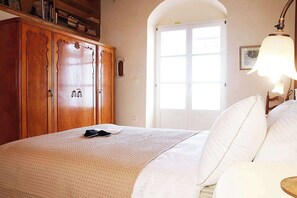 3 bedrooms, iron/ironing board, WiFi, bed sheets - Hillside Villa overlooking Lemonodassos (Galatas)