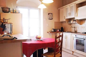 Frigorífico, horno, placa de cocina y cafetera o tetera