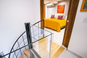 2 habitaciones, tabla de planchar con plancha, internet y ropa de cama