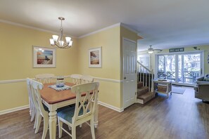 Dining - Sunset Rentals- 20 Cottages (Hilton Head Island)